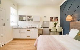 Hampton Collection - 2 Sleeper Serviced Studio Apartment With Pool